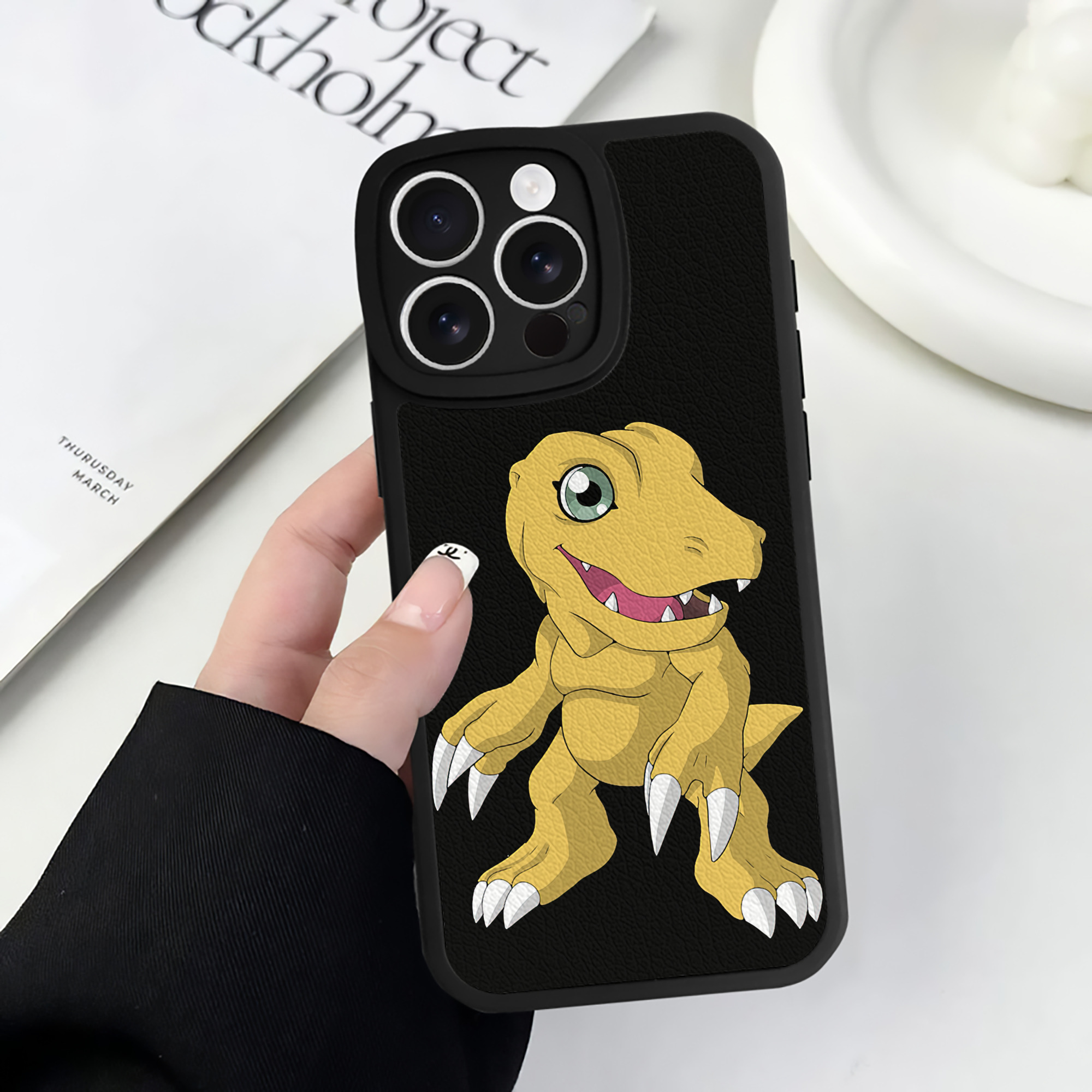 （画像用） Digimon デジタルモンスター/デジモン 【iPhone 16シリーズ対応】シリコンスマホケース（レザー調） 材質：シリコン